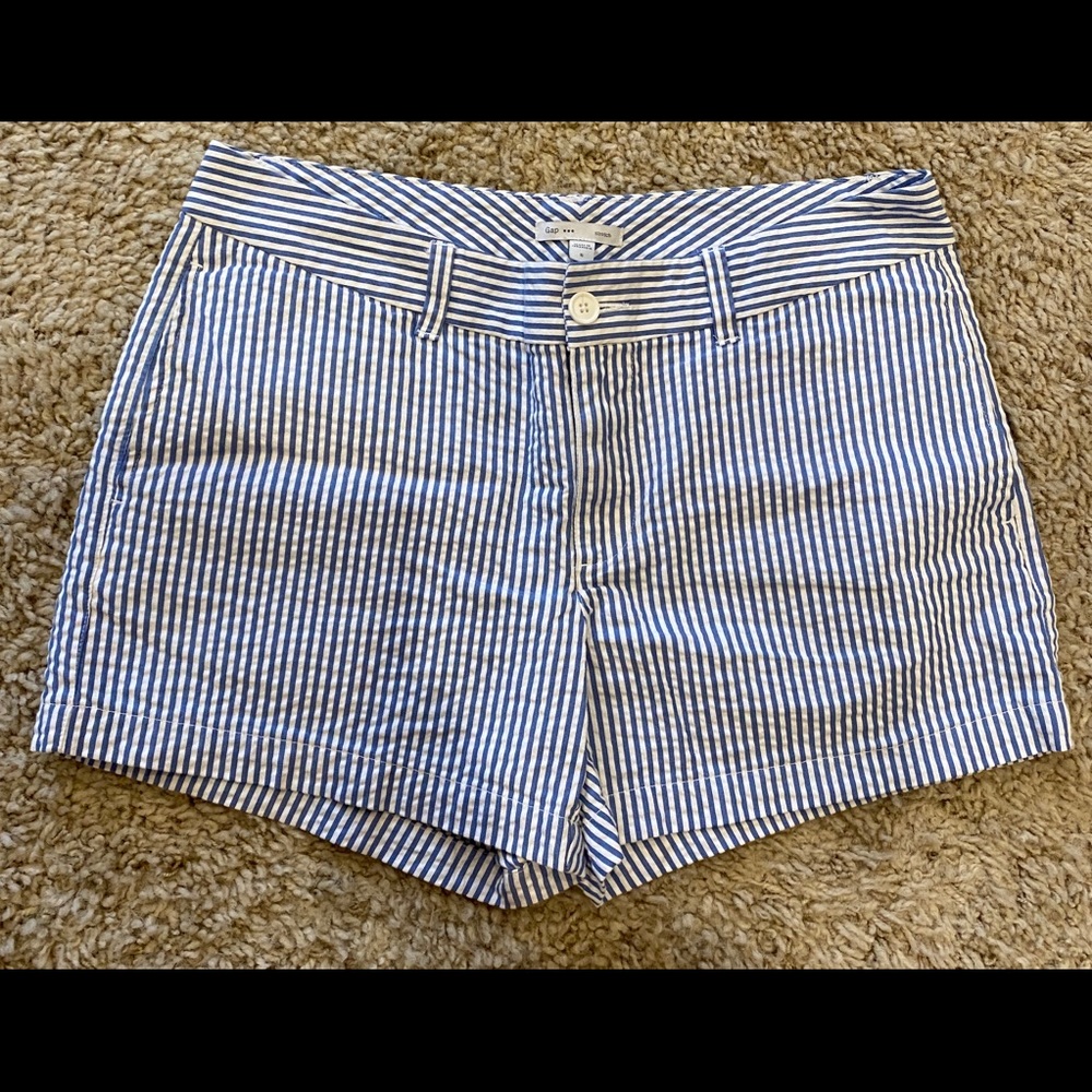 Gap- Navy & white stripe shorts